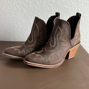 Myra Abla Roja Booties